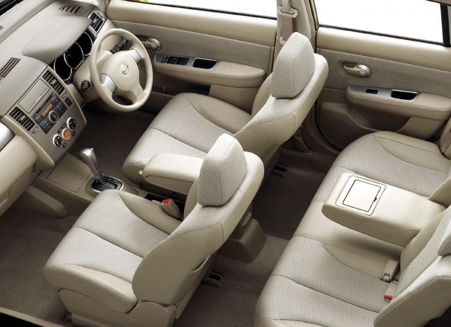  Nissan Tiida Hatchback 2008 года  (JP) (фото 2 из 4)